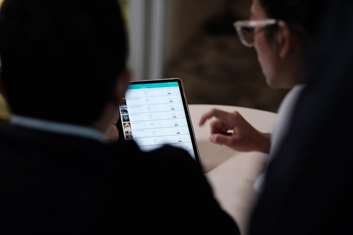 Founder Cinepoint sedang menunjukkan penggunaan dari aplikasi Cinepoint pada host MLDSPOT TV